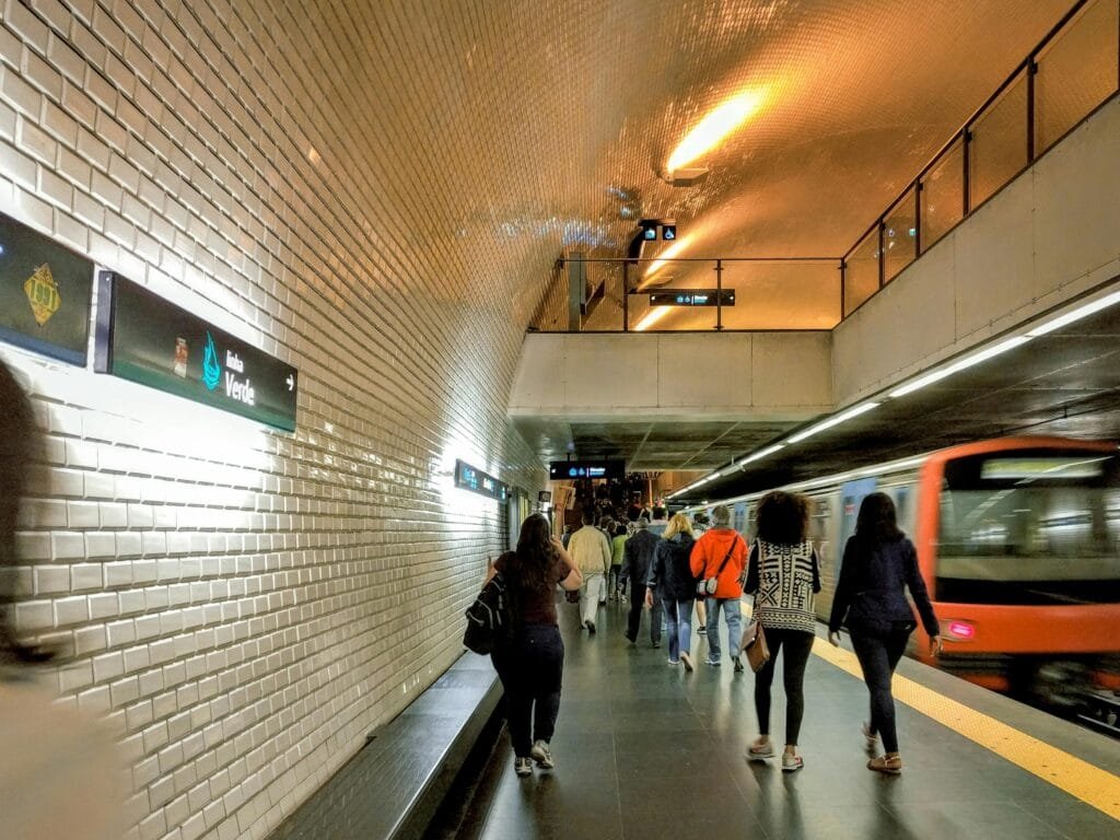 Metro Tram Bus Lissabon vliegveld naar centrum