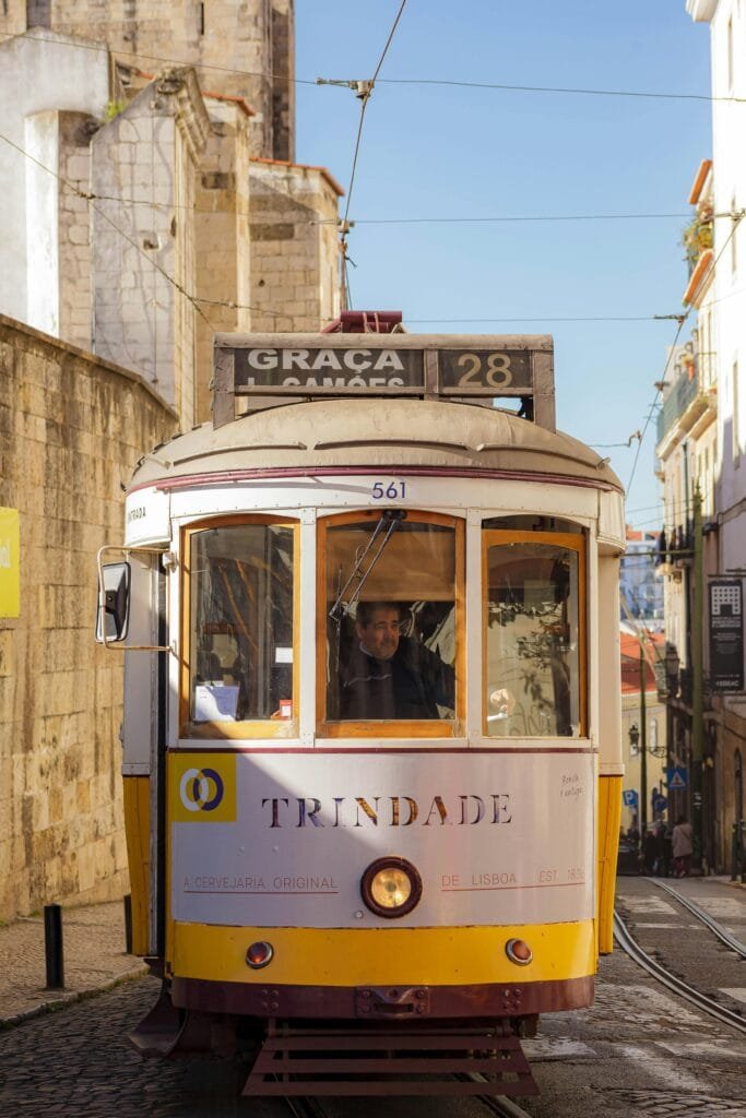 Historische gele tram 28 in Lissabon