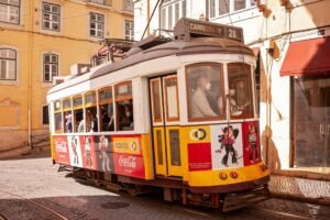 De iconische tram 28 in Lissabon