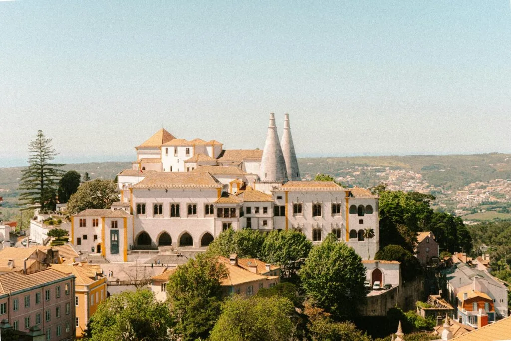Nationaal Paleis van Sintra buitenkant met schoorstenen